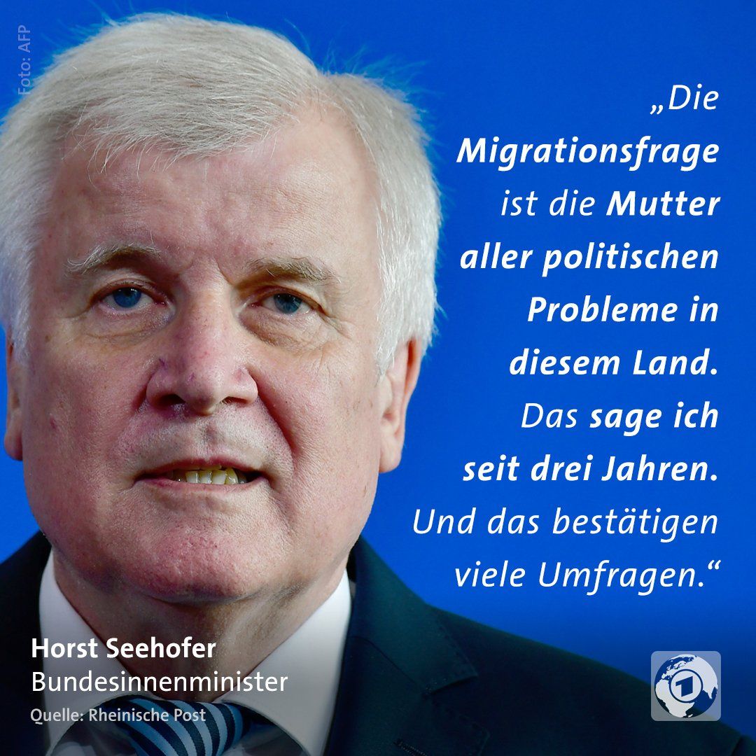 Ein übergroßer Planet steht wie ein glühender Körper in der Landschaft, durchzogen von leuchtend roten Adern, die wie entzündete Blutgefäße wirken – Sinnbild für den überhitzten Stoffwechsel der Erde. Links versinken Häuser in Fluten, rechts zieht eine kleine Gruppe Menschen über vertrockneten Boden davon, während im Hintergrund Fabrikschlote dunklen Rauch in den orange verhangenen Himmel blasen. Das Bild vereint Dürre, Überflutung, Industrialisierung und Flucht zu einem einzigen Moment der Klimakrise „im Jetzt“.